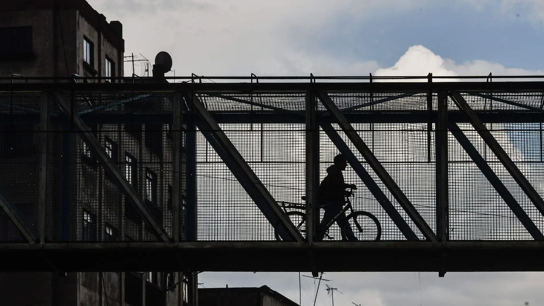 puente peatonal CUARTOSCURO